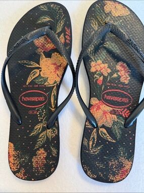 HAVIANAS Size 9/10 Preowned but Lots of Wear Left